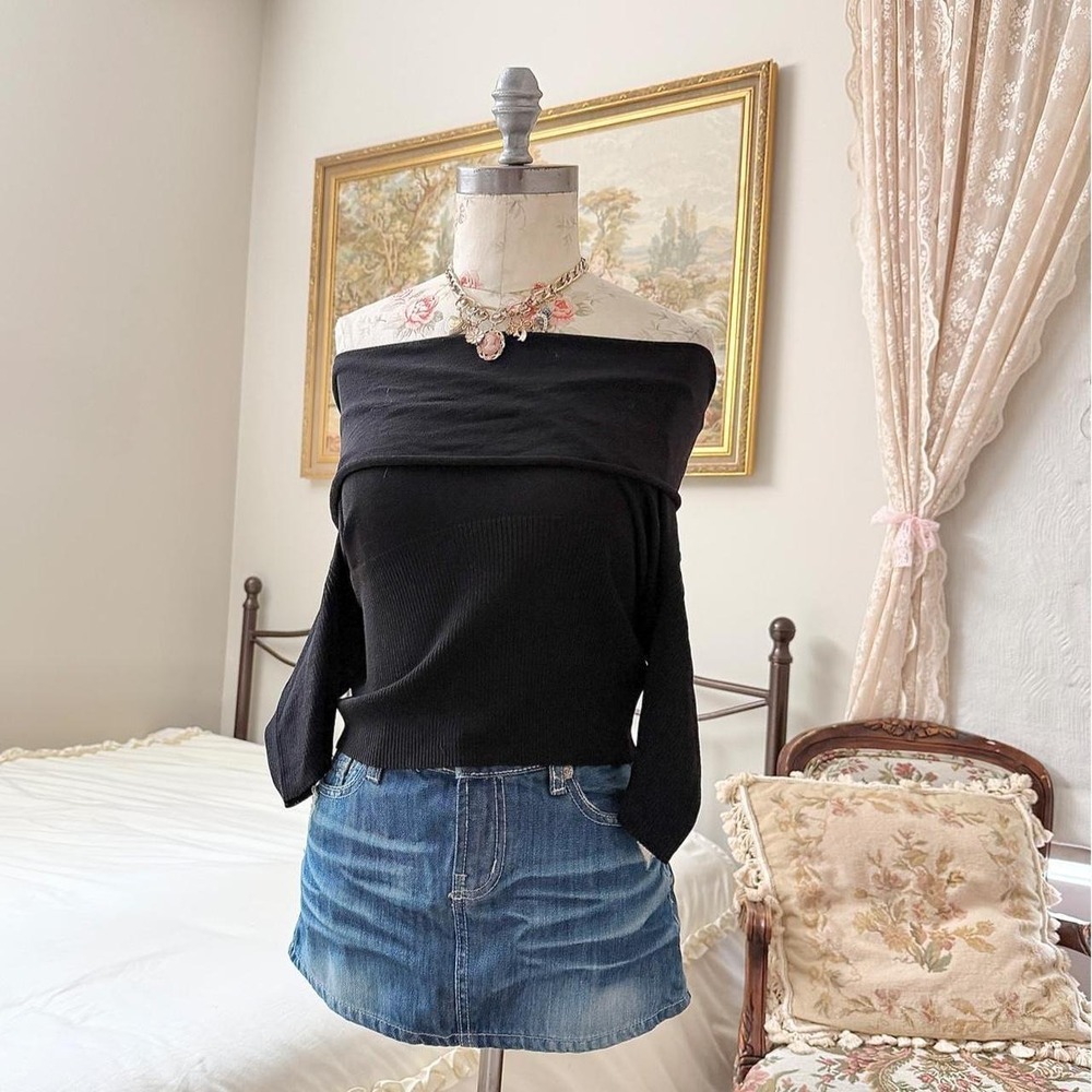 Y2K Cyrus fits size medium black off shoulder foldover knit top